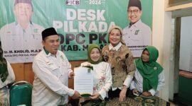Ket foto. Latifah Shohib (tengah) usai mendaftar di DPC PKB kabupaten Malang sebagai pasangan calon Bupati dan Wakil Bupati Malang periode tahun 2024 - 2029 yang ditemani artis sekaligus anggota DPR RI dari PKB Arzetty Bilbina 