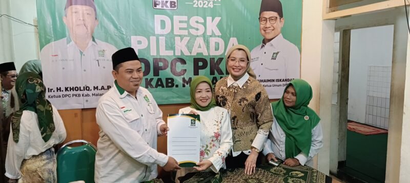 Ket foto. Latifah Shohib (tengah) usai mendaftar di DPC PKB kabupaten Malang sebagai pasangan calon Bupati dan Wakil Bupati Malang periode tahun 2024 - 2029 yang ditemani artis sekaligus anggota DPR RI dari PKB Arzetty Bilbina 