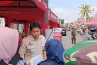 Ket foto. Kepala Badan Pendapatan Daerah kabupaten Malang Made Arya Wedhantara bersama staf saat memberikan pelayanan pembayaran pajak di Desa Senggreng Kecamatan Sumberpucung 