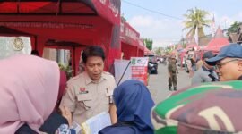 Ket foto. Kepala Badan Pendapatan Daerah kabupaten Malang Made Arya Wedhantara bersama staf saat memberikan pelayanan pembayaran pajak di Desa Senggreng Kecamatan Sumberpucung 