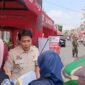 Ket foto. Kepala Badan Pendapatan Daerah kabupaten Malang Made Arya Wedhantara bersama staf saat memberikan pelayanan pembayaran pajak di Desa Senggreng Kecamatan Sumberpucung 