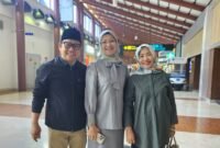 Ket foto. Ketua Umum PKB Muhaimin Iskandar (kiri) bersama istri dan Latifah Shohib (kanan)
