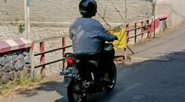 Ket foto. Jembatan Segaran Banjararum Singosari ada tanda jalan berlobang 