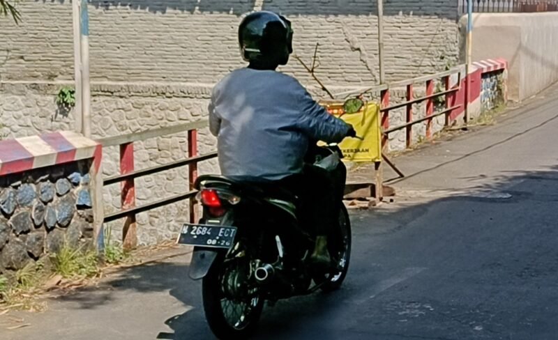 Ket foto. Jembatan Segaran Banjararum Singosari ada tanda jalan berlobang 