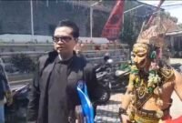 Ket foto. Isma Hakim Rahmat saat mengambil formulir pendaftaran Bacabup Jombang