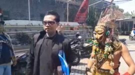 Ket foto. Isma Hakim Rahmat saat mengambil formulir pendaftaran Bacabup Jombang