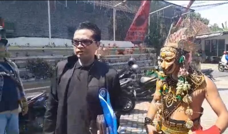 Ket foto. Isma Hakim Rahmat saat mengambil formulir pendaftaran Bacabup Jombang