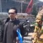 Ket foto. Isma Hakim Rahmat saat mengambil formulir pendaftaran Bacabup Jombang