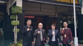 Foto : Dedy Sutedja bersama tim hukum saat di Polresta Malang Kota