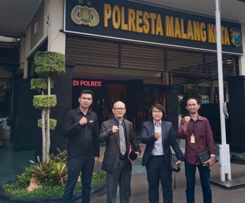Foto : Dedy Sutedja bersama tim hukum saat di Polresta Malang Kota