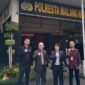 Foto : Dedy Sutedja bersama tim hukum saat di Polresta Malang Kota