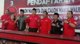 Foto : Didik Gatot Subroto  bersama tim 9 DPC PDI Perjuangan Kota Batu saat pengembalian formulir pendaftaran calon walikota batu