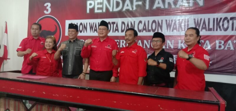 Foto : Didik Gatot Subroto  bersama tim 9 DPC PDI Perjuangan Kota Batu saat pengembalian formulir pendaftaran calon walikota batu