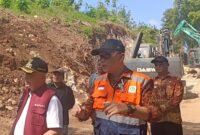 Ket foto. Bupati Malang H.M Sanusi (kiri) saat berbincang dengan Kepala Dinas Pekerjaan Umum dan Bina Marga Khairul Isnaidi Kusuma di lokasi ruas jalan Rajekwesi Kalipare 