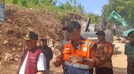 Ket foto. Bupati Malang H.M Sanusi (kiri) saat berbincang dengan Kepala Dinas Pekerjaan Umum dan Bina Marga Khairul Isnaidi Kusuma di lokasi ruas jalan Rajekwesi Kalipare 