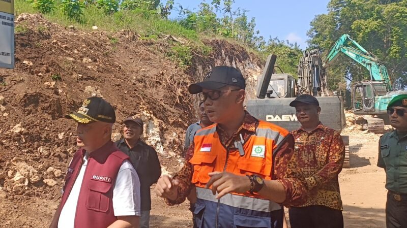 Ket foto. Bupati Malang H.M Sanusi (kiri) saat berbincang dengan Kepala Dinas Pekerjaan Umum dan Bina Marga Khairul Isnaidi Kusuma di lokasi ruas jalan Rajekwesi Kalipare 