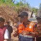 Ket foto. Bupati Malang H.M Sanusi (kiri) saat berbincang dengan Kepala Dinas Pekerjaan Umum dan Bina Marga Khairul Isnaidi Kusuma di lokasi ruas jalan Rajekwesi Kalipare 