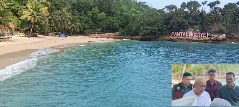 Ket foto, hamparan pasir putih dengan birunya air laut pantai Ngliyep (insert Bupati Malang H.M Sanusi)
