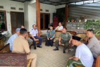 Foto  Kapolsek Tumpang bersama masyarakat di Jumat Curhat