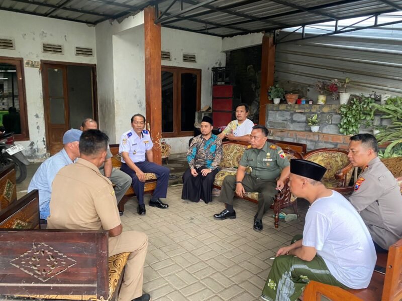 Foto  Kapolsek Tumpang bersama masyarakat di Jumat Curhat