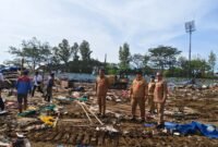 Foto : Sekretaris Daerah Kota Batu, Zadim Effisiensi, memimpin langsung proses pembersihan area dalam Stadion Gelora Brantas 