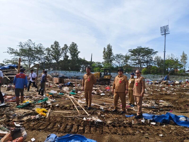 Foto : Sekretaris Daerah Kota Batu, Zadim Effisiensi, memimpin langsung proses pembersihan area dalam Stadion Gelora Brantas 
