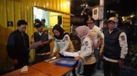 Foto : SatpolPP Kota Batu saat melakukan operasi penertiban PKL