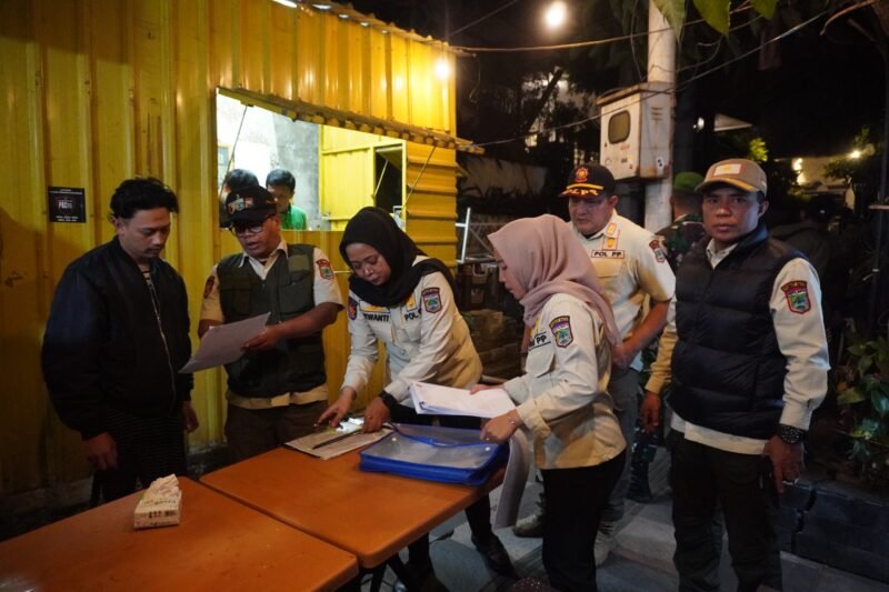 Foto : SatpolPP Kota Batu saat melakukan operasi penertiban PKL