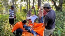 Foto : Proses evakuasi terhadap korban bunuh diri