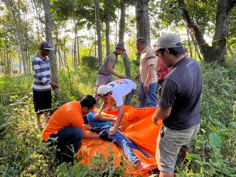 Foto : Proses evakuasi terhadap korban bunuh diri