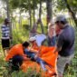 Foto : Proses evakuasi terhadap korban bunuh diri