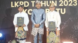 Foto : Pj. Wali Kota Batu bersama Pimpinan DRPD menerima Opini WTP dari BPK