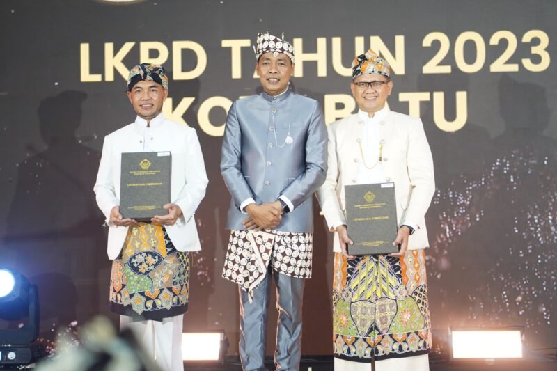 Foto : Pj. Wali Kota Batu bersama Pimpinan DRPD menerima Opini WTP dari BPK