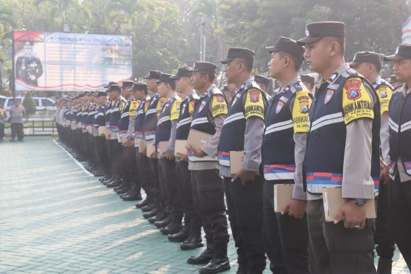 Foto : . Sebanyak 123 unit ponsel diberikan kepada 120 petugas kepolisian pengemban fungsi Bhabinkamtibmas