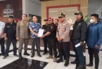 Foto : ketua GRIB Malang, Damanhury Jab saat menyuarakan aksi di DPRD Kabulaten Malang