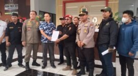 Foto : ketua GRIB Malang, Damanhury Jab saat menyuarakan aksi di DPRD Kabulaten Malang