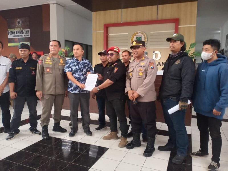Foto : ketua GRIB Malang, Damanhury Jab saat menyuarakan aksi di DPRD Kabulaten Malang