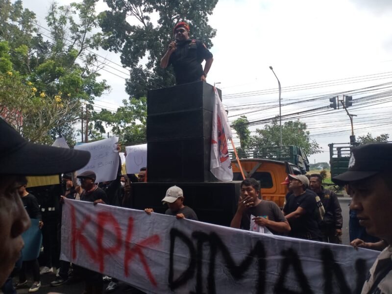 Foto : Ketua GRIB Malang, Damanuri Jab saat gelar aksi 