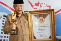 Foto : Buoati Malaang H.M. Sanusi saat menerima penghargaan UHC beberpa waktu lalu