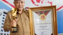 Foto : Buoati Malaang H.M. Sanusi saat menerima penghargaan UHC beberpa waktu lalu