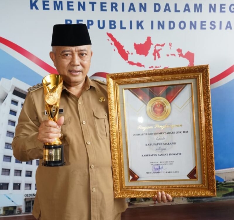 Foto : Buoati Malaang H.M. Sanusi saat menerima penghargaan UHC beberpa waktu lalu