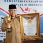 Foto : Buoati Malaang H.M. Sanusi saat menerima penghargaan UHC beberpa waktu lalu