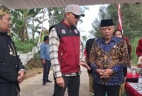 Ket foto. Bupati Malang H.M Sanusi (dua dari kanan) bersama Kepala Dinas Pekerjaan Umum dan Bina Marga Khairul Isnaidi Kusuma usai peresmian jalan rabat beton ruas jalan Maduarjo - Pakisaji 