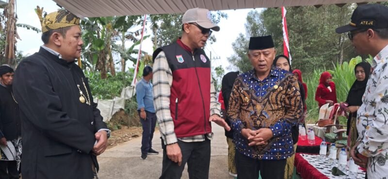 Ket foto. Bupati Malang H.M Sanusi (dua dari kanan) bersama Kepala Dinas Pekerjaan Umum dan Bina Marga Khairul Isnaidi Kusuma usai peresmian jalan rabat beton ruas jalan Maduarjo - Pakisaji 