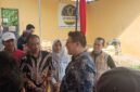 Ket foto. Wakil Bupati Malang Didik Gatot Subroto saat berdialog dengan peternak domba morino di Desa Ampeldento Karangploso 