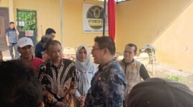 Ket foto. Wakil Bupati Malang Didik Gatot Subroto saat berdialog dengan peternak domba morino di Desa Ampeldento Karangploso 