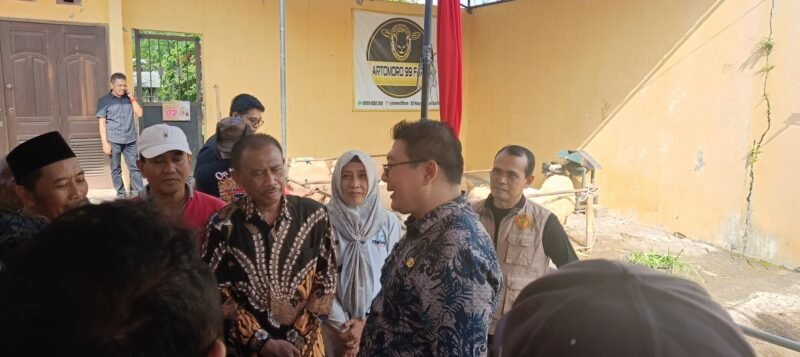 Ket foto. Wakil Bupati Malang Didik Gatot Subroto saat berdialog dengan peternak domba morino di Desa Ampeldento Karangploso 