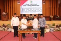 Foto : Bupati Malang H.M Sanusi bersama Ketua DPRD Kabupaten Malang Darmadi dalam rapat paripurna