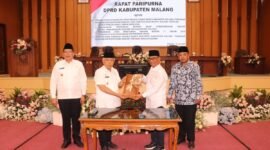 Foto : Bupati Malang H.M Sanusi bersama Ketua DPRD Kabupaten Malang Darmadi dalam rapat paripurna