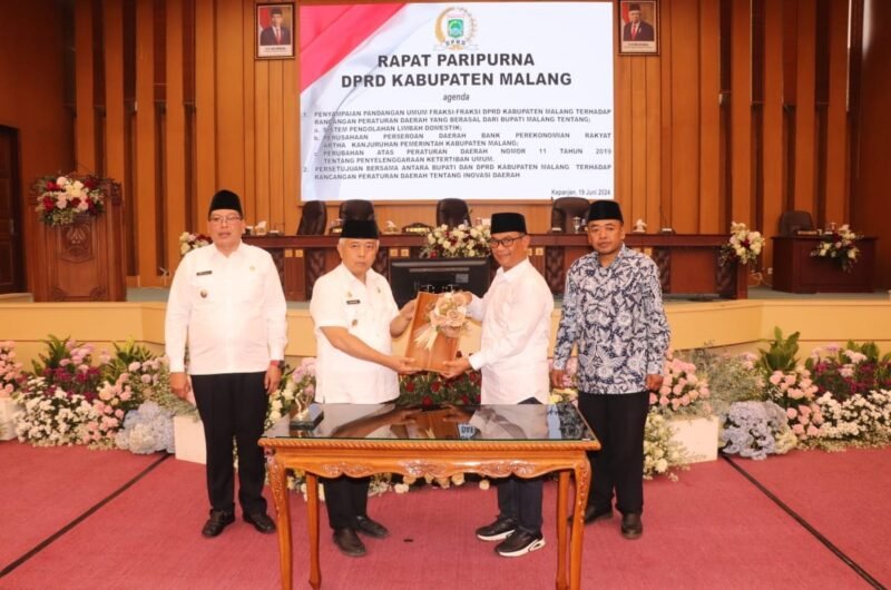 Foto : Bupati Malang H.M Sanusi bersama Ketua DPRD Kabupaten Malang Darmadi dalam rapat paripurna